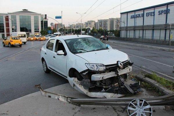 Güngören'de tramvay otomobile çarptı