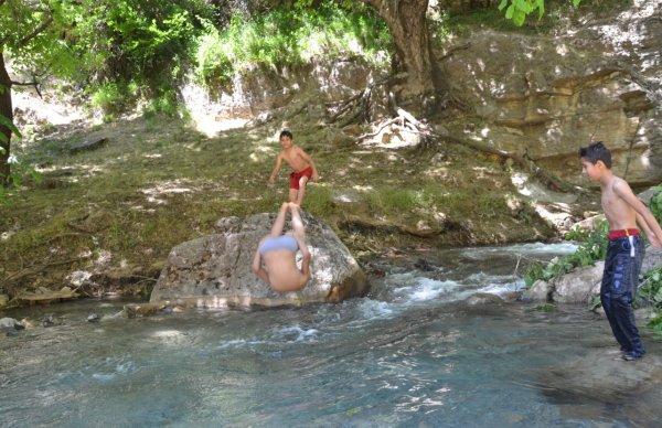 Şırnaklı çocuklar soluğu derede alıyor