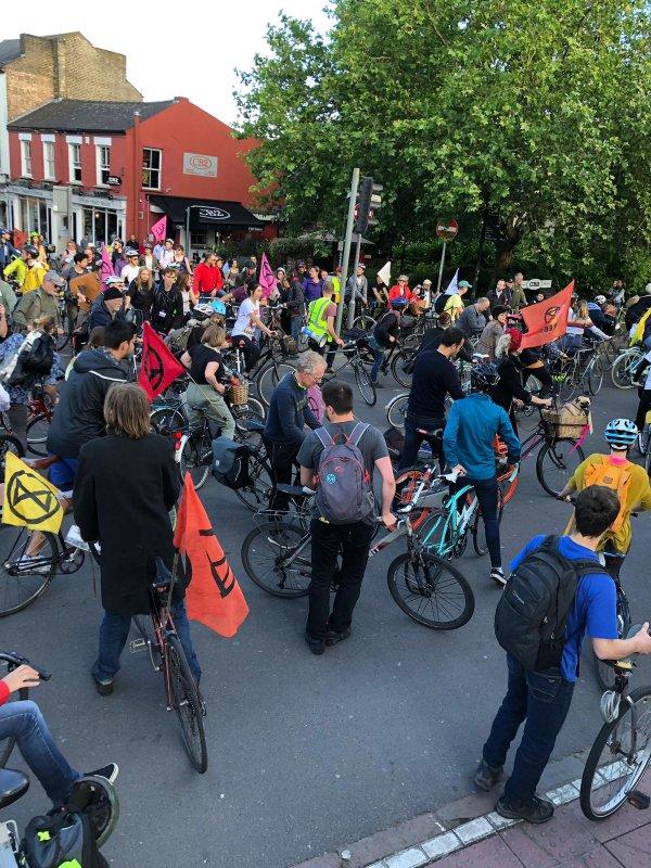Çevreci eylemciler Cambridge’te trafiği kapattı
