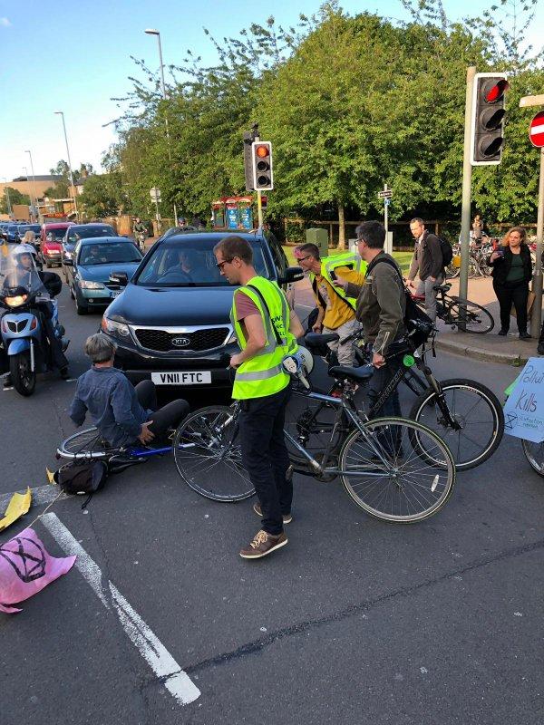 Çevreci eylemciler Cambridge’te trafiği kapattı