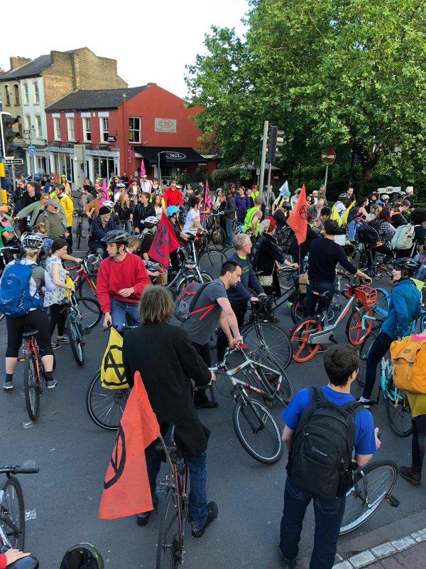 Çevreci eylemciler Cambridge’te trafiği kapattı