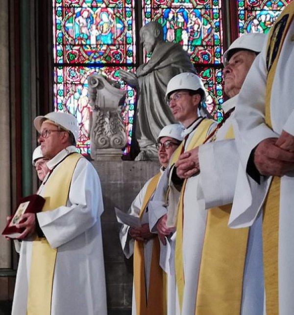 Notre Dame'da beyaz baretli ayin