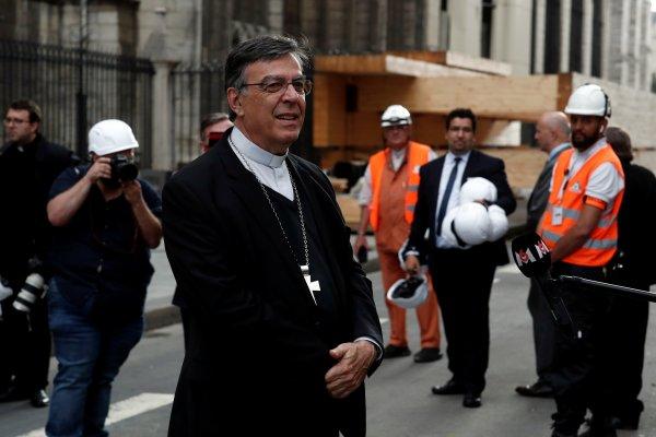 Notre Dame'da beyaz baretli ayin