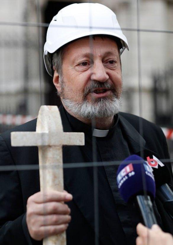 Notre Dame'da beyaz baretli ayin