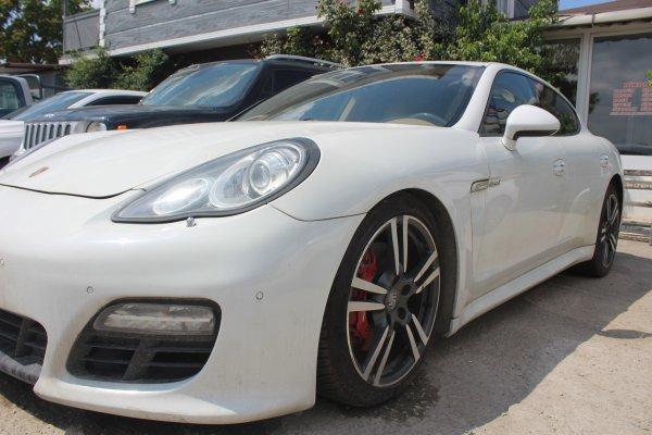 Kocaeli’de araçlar otoparkta çürüyor