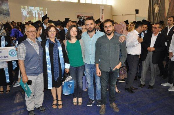 Kars’ta 3 çocuğu olan avukat, ikinci üniversiteyi dereceyle bitirdi