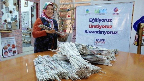 Balıkesir'de gazeteler sanat eserine dönüşüyor