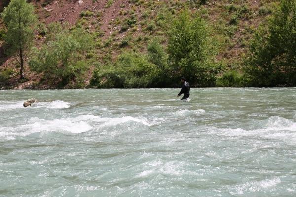 Kayıp genç, otobüsün bagaj kapağı çarpınca Munzur'a düştü