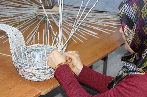 Balıkesir'de gazeteler sanat eserine dönüşüyor