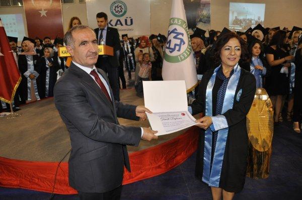 Kars’ta 3 çocuğu olan avukat, ikinci üniversiteyi dereceyle bitirdi