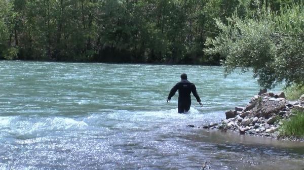 Kayıp genç, otobüsün bagaj kapağı çarpınca Munzur'a düştü