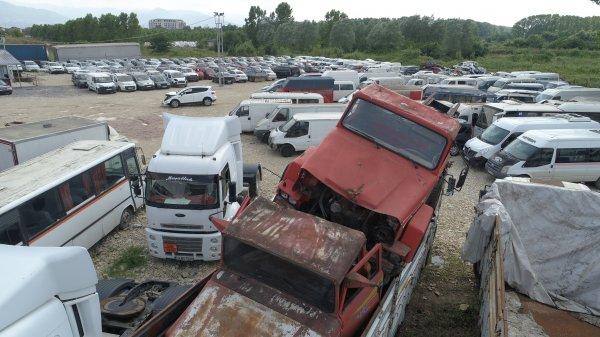 Kocaeli’de araçlar otoparkta çürüyor