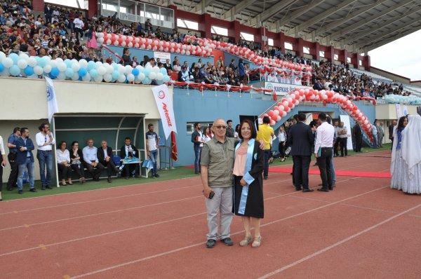 Kars’ta 3 çocuğu olan avukat, ikinci üniversiteyi dereceyle bitirdi