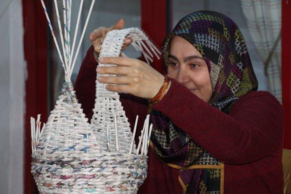 Balıkesir'de gazeteler sanat eserine dönüşüyor