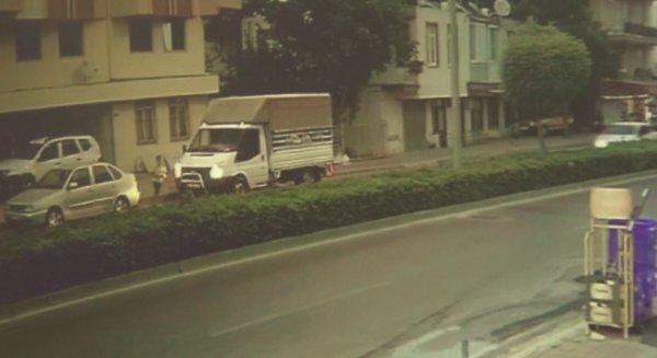 Süt aldığı aracın önünden karşıya geçerken araba çarptı
