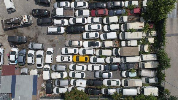 Kocaeli’de araçlar otoparkta çürüyor