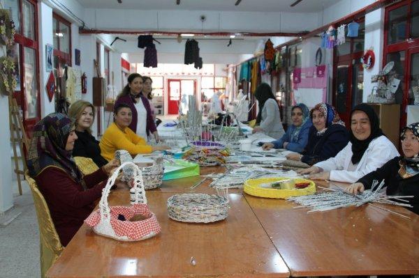 Balıkesir'de gazeteler sanat eserine dönüşüyor