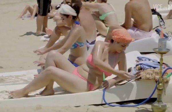 Lazkiye Plajı'nda eğlenen Suriyeliler