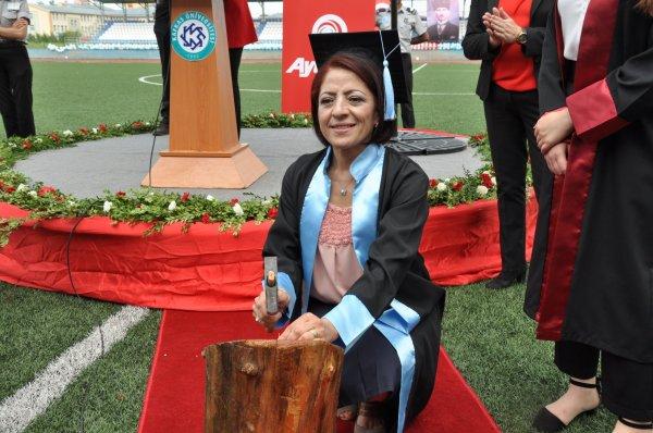 Kars’ta 3 çocuğu olan avukat, ikinci üniversiteyi dereceyle bitirdi