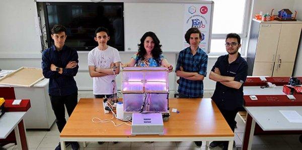Liseli gençler akıllı sera üretti