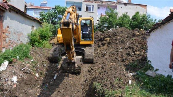 Evinin bahçesinde resmi izinle altın arıyor