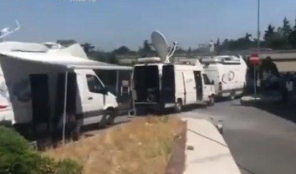 Canlı yayın araçları CHP binası önünde