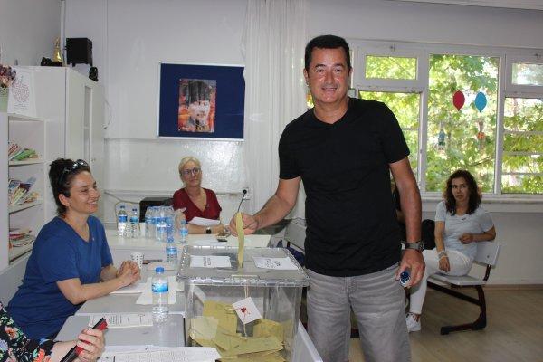 Acun Ilıcalı sandık başında