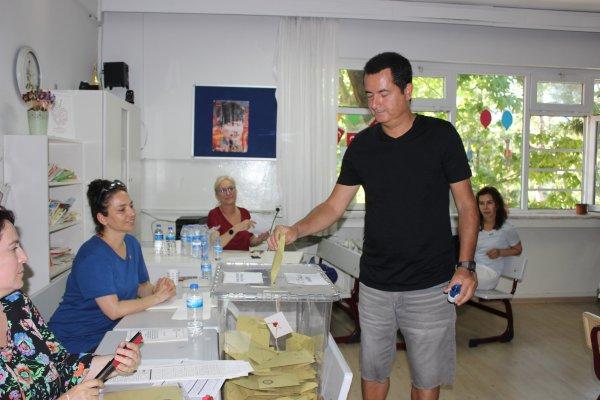 Acun Ilıcalı sandık başında