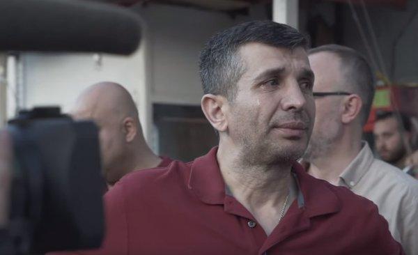 AK Partililer İstanbul İl Başkanlığı önünde gözyaşı döktü