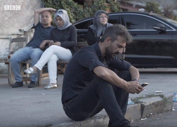 AK Partililer İstanbul İl Başkanlığı önünde gözyaşı döktü