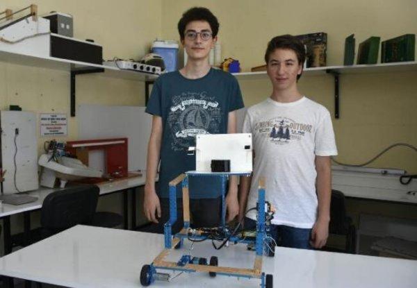 Niğde'de 2 gençten engellilere araç