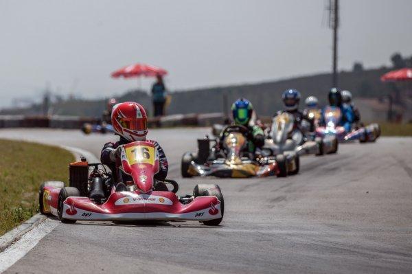 Karting yarışması hızlı başladı