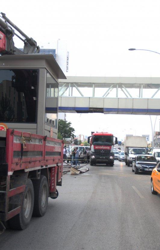 Ankara'da üst geçitten kopan parça kadının üstüne düştü