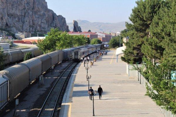 Tahran-Van treninin ilk yolcuları ulaştı