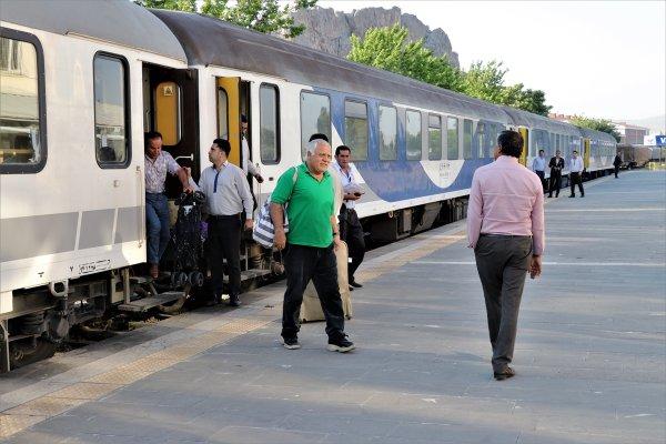 Tahran-Van treninin ilk yolcuları ulaştı