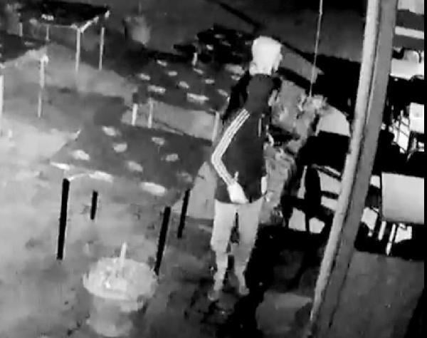 Hırsızlar sucuk ve veresiye defterini çaldı