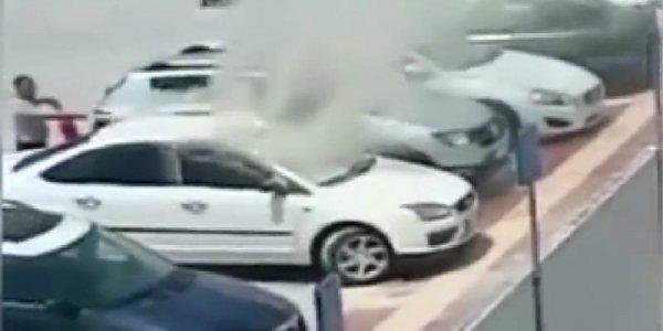 Adana'da yanan otomobildeki engellinin kurtarılma anı