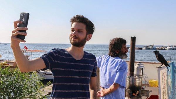 Çay tezgahında kargayla servis yapıyor