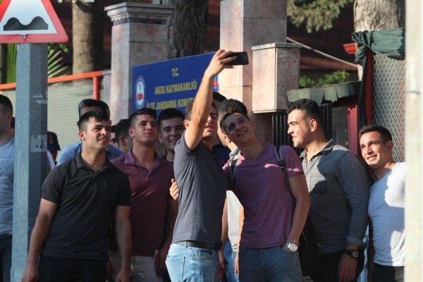 Erken terhis sevinci yaşayan askerler