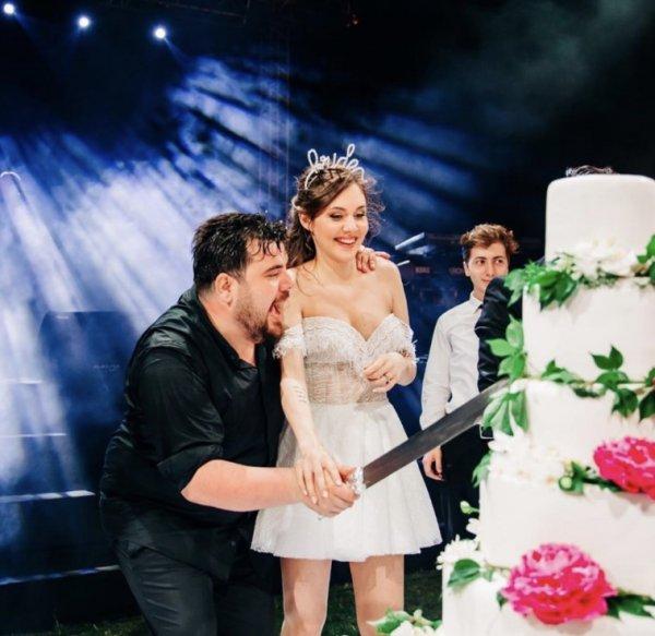 Eser Yenenler eşini taklit etti