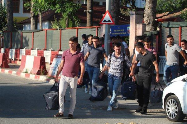 Erken terhis sevinci yaşayan askerler