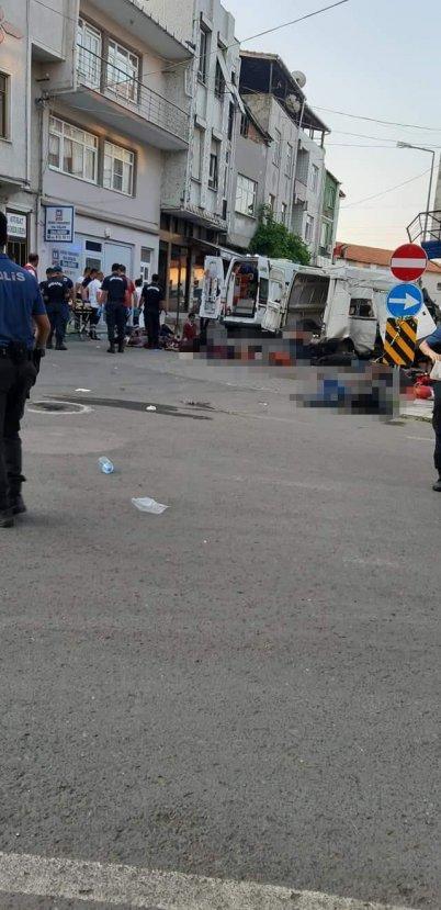 Edirne’de kaçak göçmenleri taşıyan araç kaza yaptı