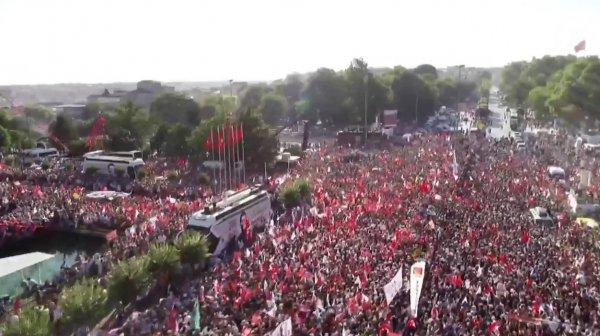 Ekrem İmamoğlu belediye binası önünde konuştu