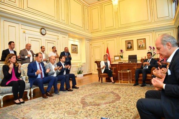 İmamoğlu dua ederek göreve başladı