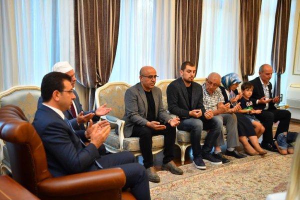 İmamoğlu dua ederek göreve başladı