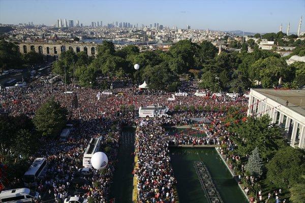 Ekrem İmamoğlu belediye binası önünde konuştu