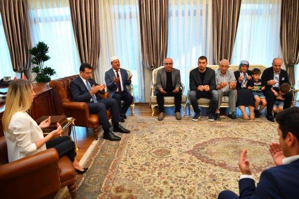 İmamoğlu dua ederek göreve başladı