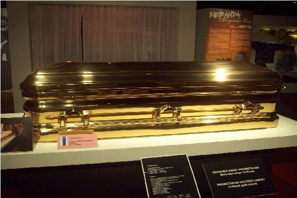 Michael Jackson'ın mezarı ile ilgili beton detayı