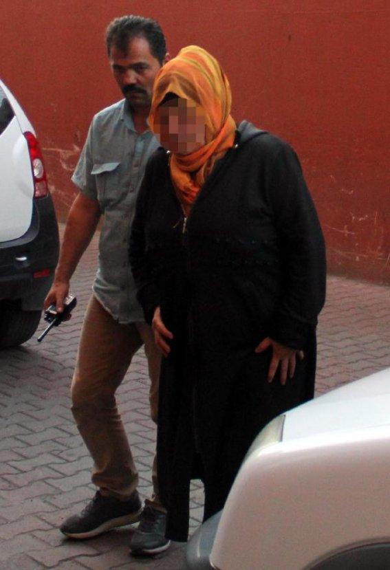 Annesini otomobilde gören adam sürücüyü öldürdü