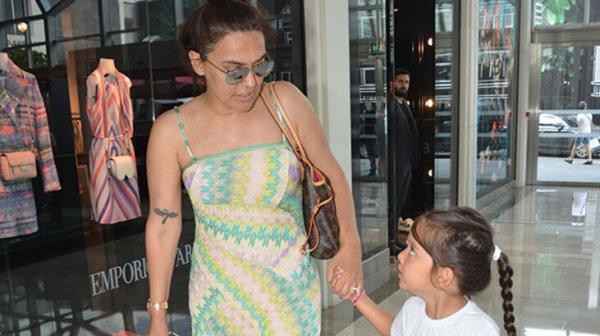 Demet Akalın ve kızının oyuncak pazarlığı